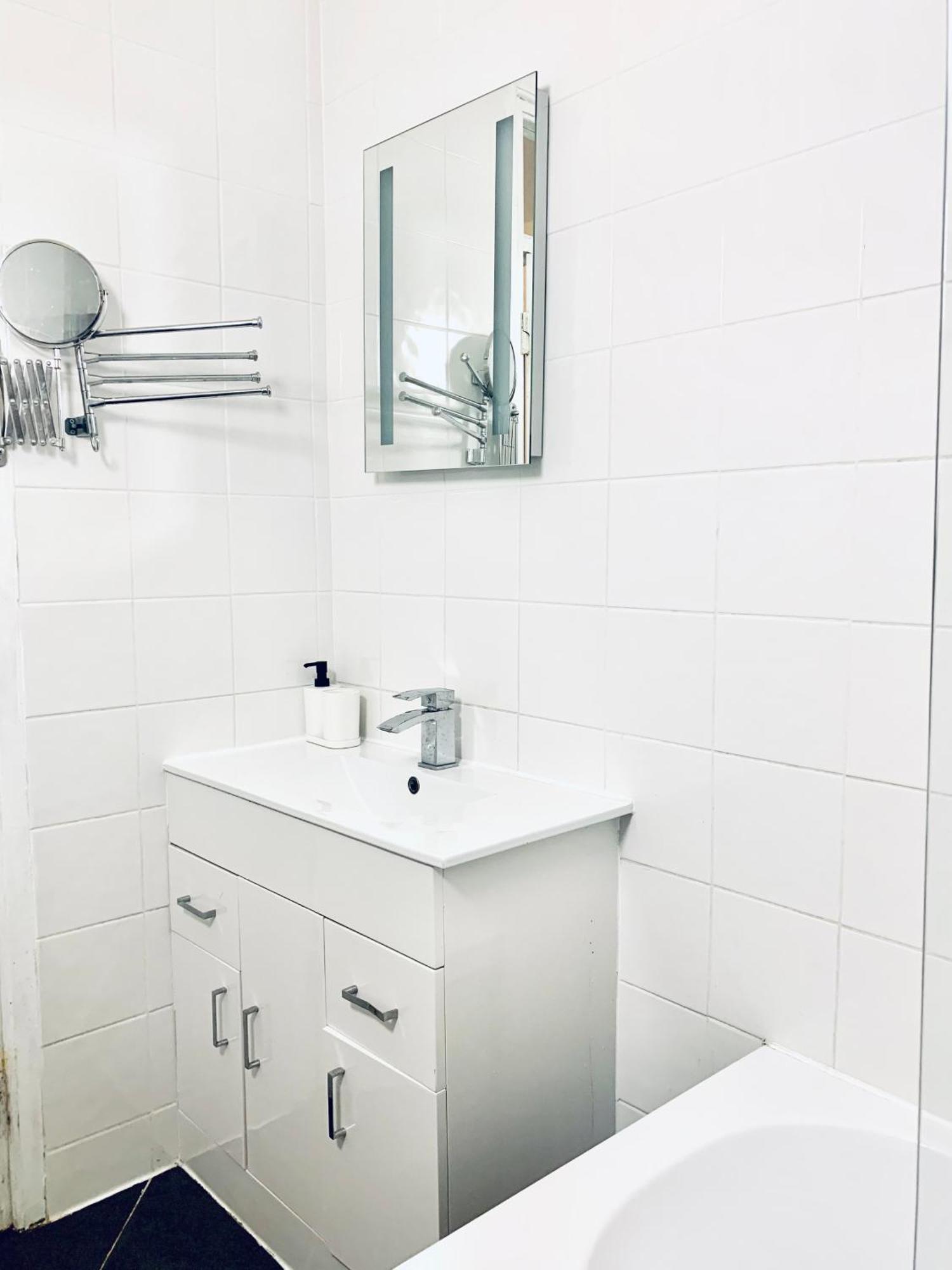 Cosy 2 Bedroom Apartment In Swiss Cottage. London Eksteriør billede