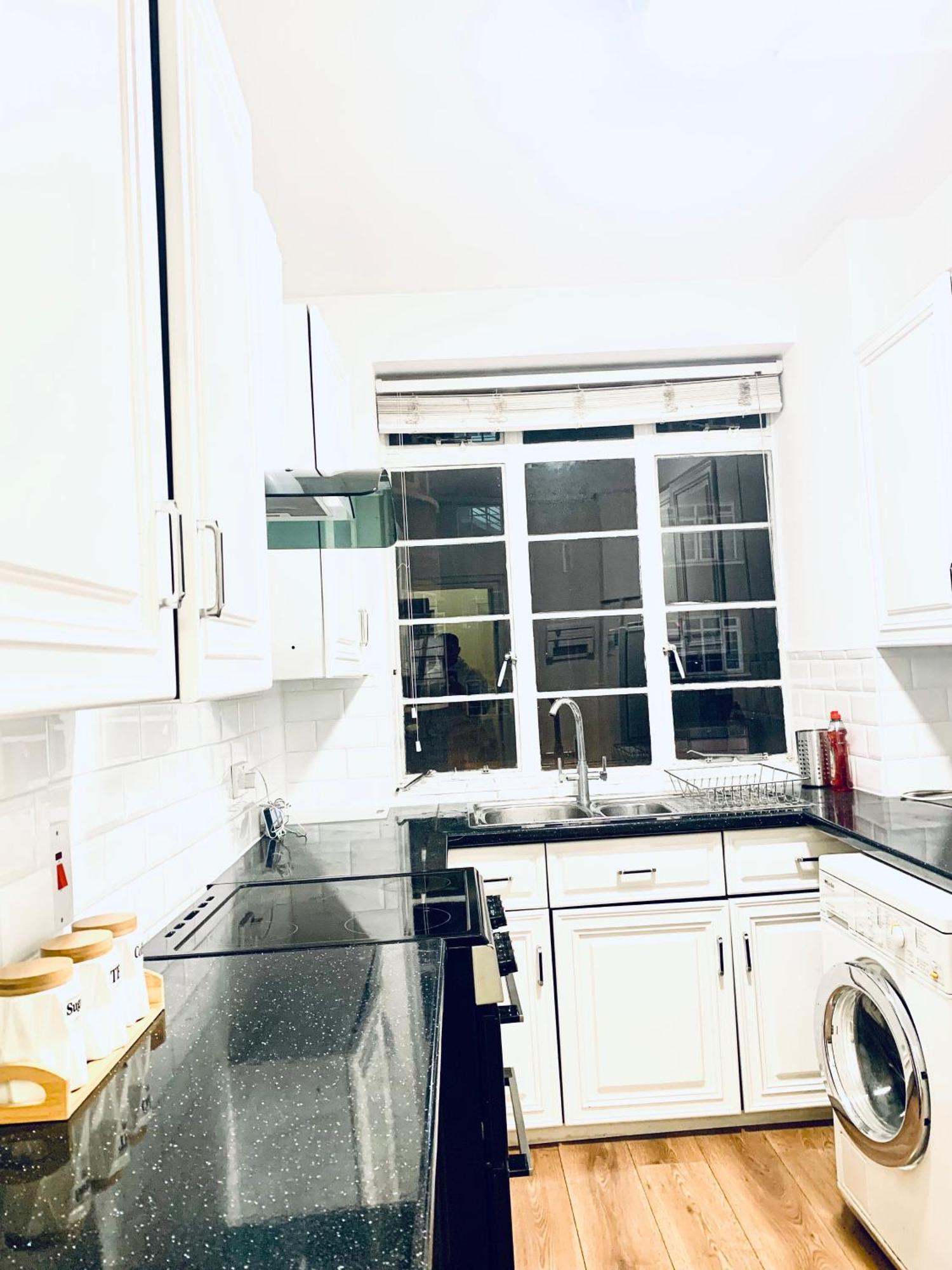 Cosy 2 Bedroom Apartment In Swiss Cottage. London Eksteriør billede